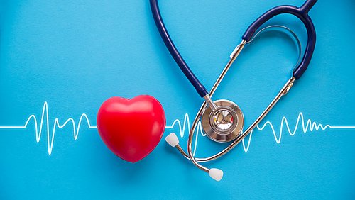 Stethoskop und rotes Herz mit Kardiogramm
